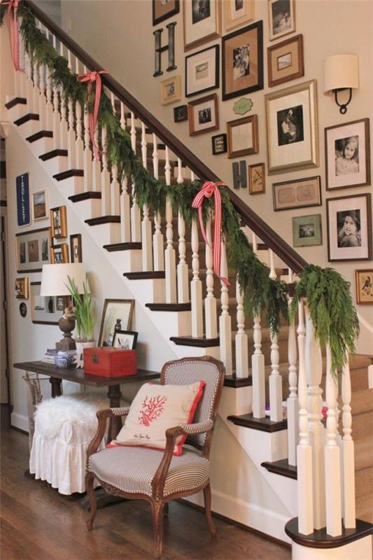 Piękne schody świąteczne dekoracje
