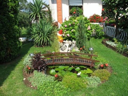 Jardin élégamment aménagé jardin design pont bois