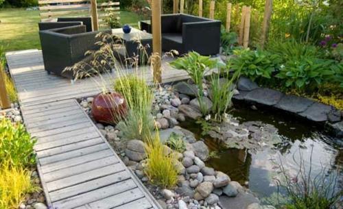 jardin frais élégamment arrangé les pierres du système d'eau