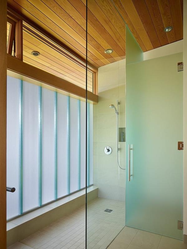 Piękny dom nad jeziorem łazienka kabina prysznicowa z matowego szkła