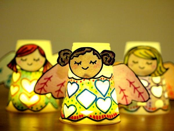 Anioły Stróże majsterkować z dziećmi na Boże Narodzenie - magiczne pomysły i instrukcje led świeca papierowy kubek anioły