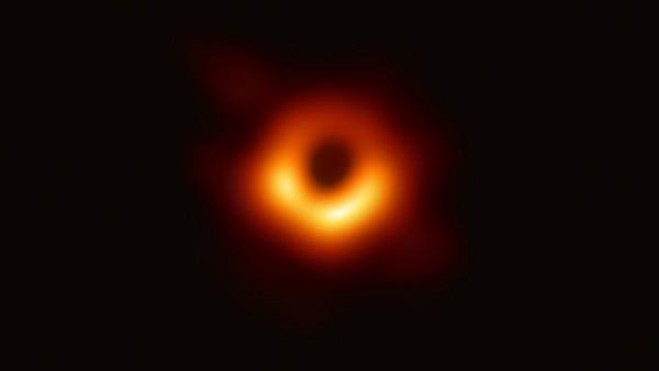 Czarna dziura w kosmosie pierwsze zdjęcia konferencje prasowe przełom naukowy