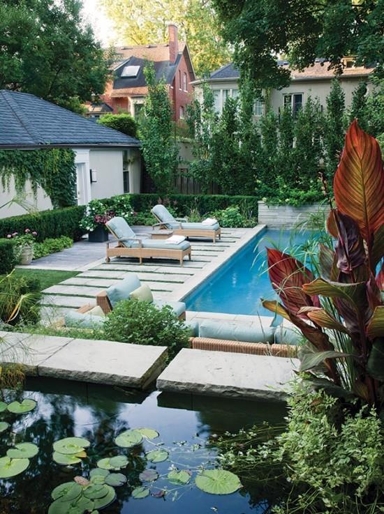 Piscine dans l'étang du jardin extérieur placé l'un à côté de l'autre