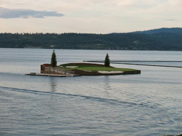 Terrain de golf flottant jouer au golf idée de l'eau