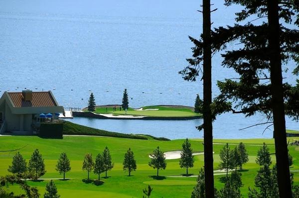 Parcours de golf flottant jouant au golf idée eau nature