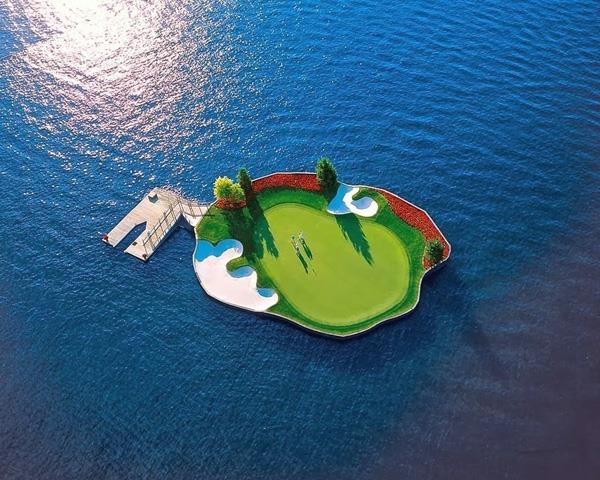 Parcours de golf flottant jouant au golf idée lac d'eau