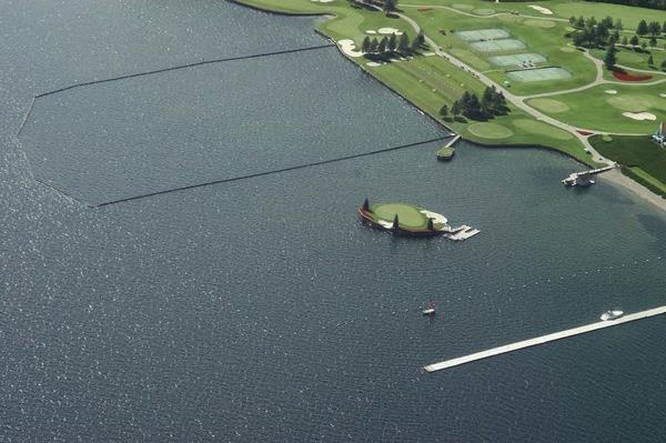 Parcours de golf flottant jouant au golf idée eau