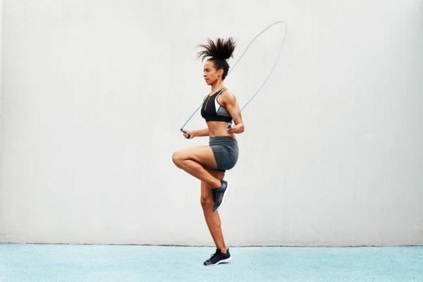 Skakanka przynosi korzyści podczas treningu całego ciała, wzmacniając mięśnie