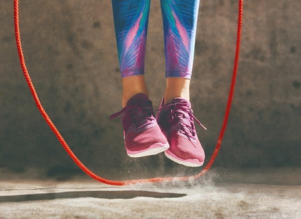 Skakanka jako trening całego ciała, lekkie ćwiczenia fitness