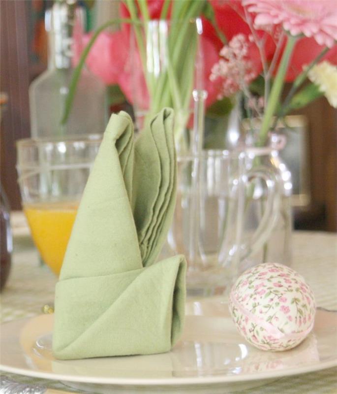 Fałdy na serwetki - dekoracja stołu z różnymi wazonami