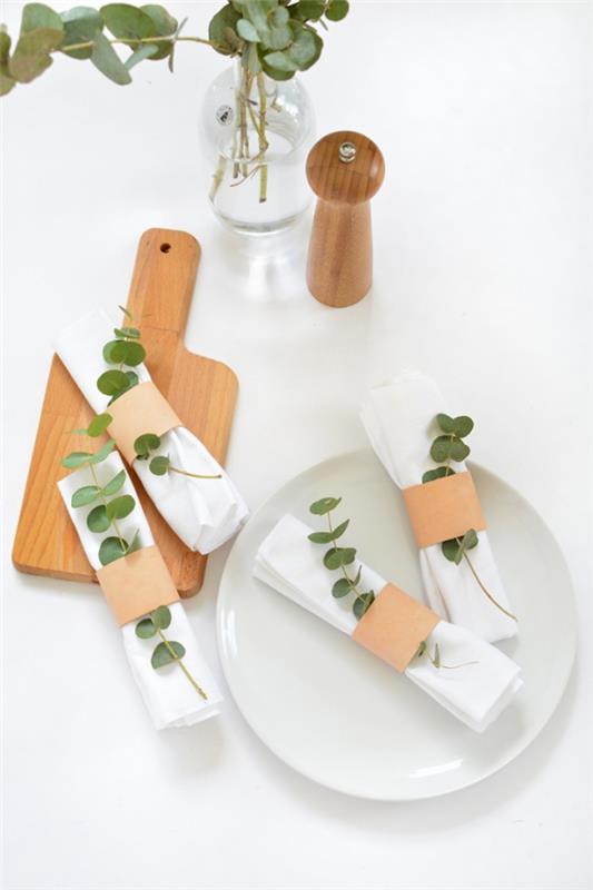 Anneaux de serviette Tinker pour Noël - idées et instructions élégantes pour une décoration de table festive décoration moderne minimaliste avec des feuilles d'eucalyptus