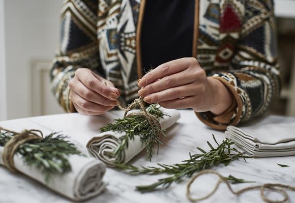 Anneaux de serviette Tinker pour Noël - faites des idées et des instructions élégantes pour une décoration de table festive avec des matériaux naturels