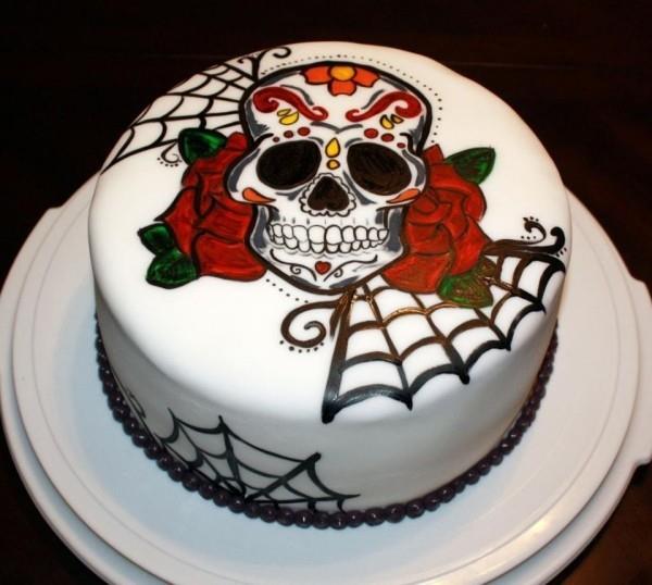 Skellett tort na Halloween z białą glazurą
