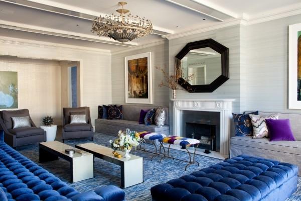 W ten sposób możesz położyć własny dywan nowoczesny apartament z niebieską wykładziną