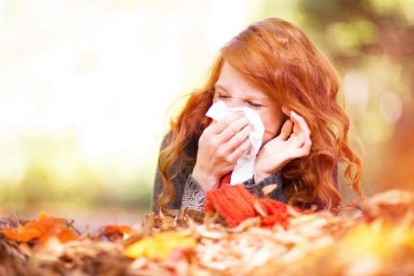 Kobieta z falą grypy z chusteczką