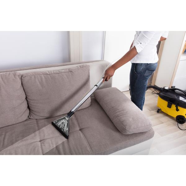 Nettoyer le canapé pour récupérer la poussière