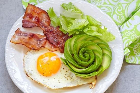 Jajko sadzone boczek awokado dieta ketogeniczna o wysokiej zawartości tłuszczu i niskiej zawartości węglowodanów