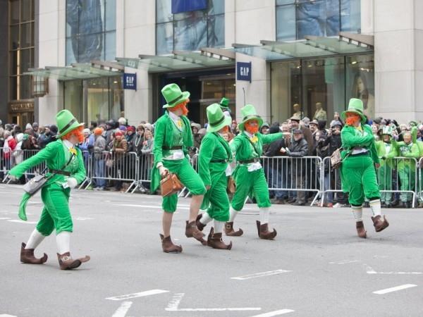 Défilé de la Saint-Patrick dans la rue dansant des costumes verts