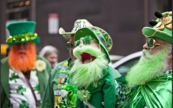La Saint-Patrick célébrant le grand défilé des masques de vêtements verts