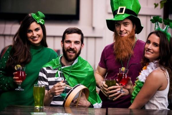 La Saint-Patrick célèbre les jeunes vêtus de vert et la fête commence