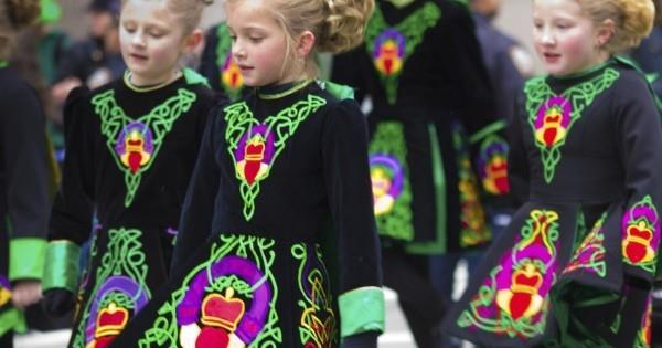 La Saint-Patrick célébrant le défilé des vêtements de fête des filles de style
