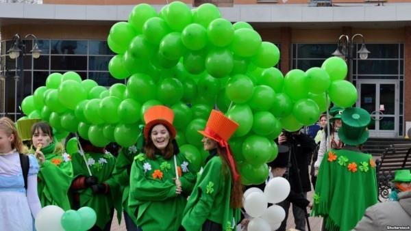 Célébrer le défilé de la Saint-Patrick en mettant des robes vertes
