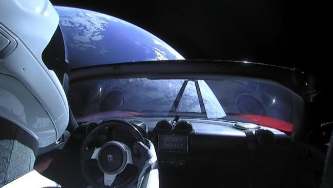 Starman sur le Tesla Roadster tourne autour du soleil pour la première fois regardez vers la terre ne paniquez pas