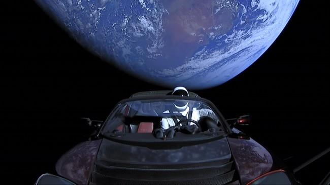 Starman sur le Tesla Roadster orbite autour du soleil pour la première fois avec la terre en arrière-plan