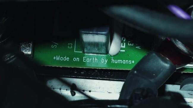 Starman sur le Tesla Roadster en orbite autour du soleil créé par les humains sur terre pour la première fois