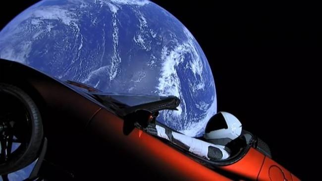 Starman sur le Tesla Roadster orbite autour du soleil pour la première fois starman dans l'espace