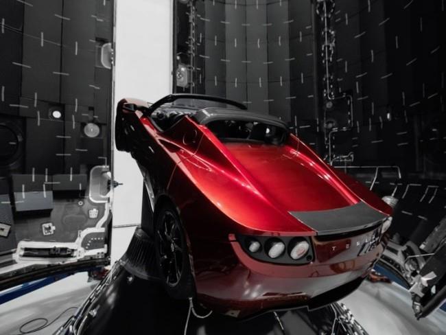 Starman sur le Tesla Roadster tourne autour du soleil pour la première fois, prêt à démarrer la Tesla rouge