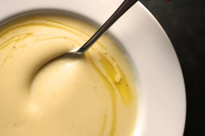 Préparer la soupe à la crème de céleri