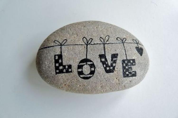Malując kamienie Złóż wyznanie miłości za pomocą malowanych kamieni