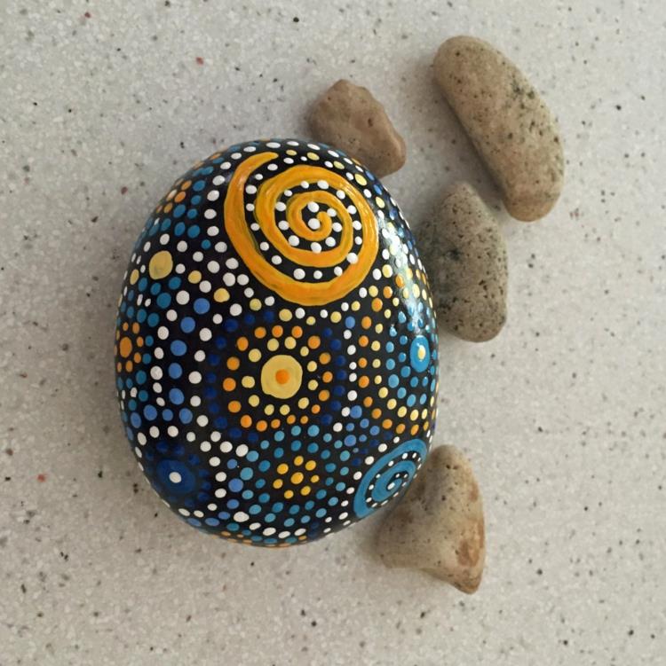 Kamienie malujące wzór kropki niebieski żółty rękodzieło z kamieniami