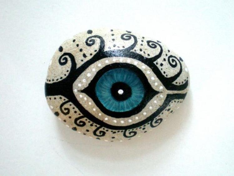 Maluj kamienie niebieskie oko za pomocą kamieni