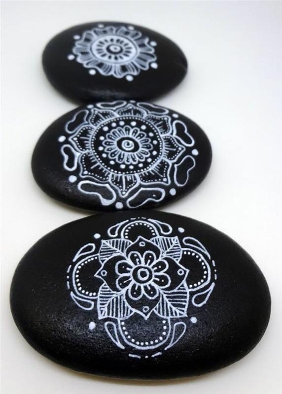 Maluj kamienie czarno-białe rękodzieło mandali za pomocą kamieni