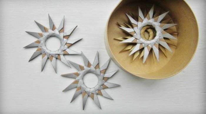 Faire des étoiles pour Noël avec les instructions de l'origami Décoration de Noël étape 7