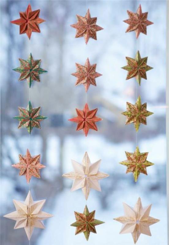 Faire des étoiles pour Noël avec des instructions d'origami Guirlande de Noël