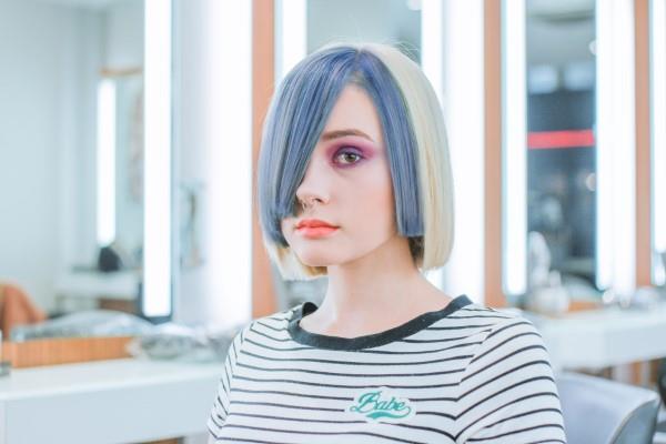 Coiffures élégantes et belles pour les couleurs bleues des cheveux mi-longs