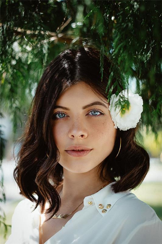 Coiffures élégantes et belles pour accessoire de décoration de fleurs de cheveux mi-longs