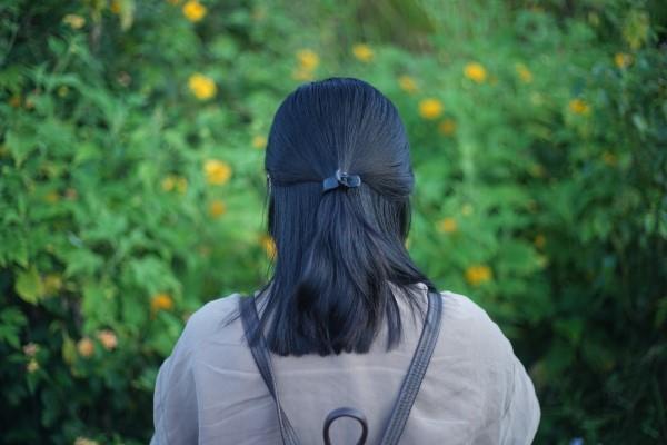 Coiffures élégantes et belles pour les cheveux mi-longs Coiffure mi-haut mi-bas