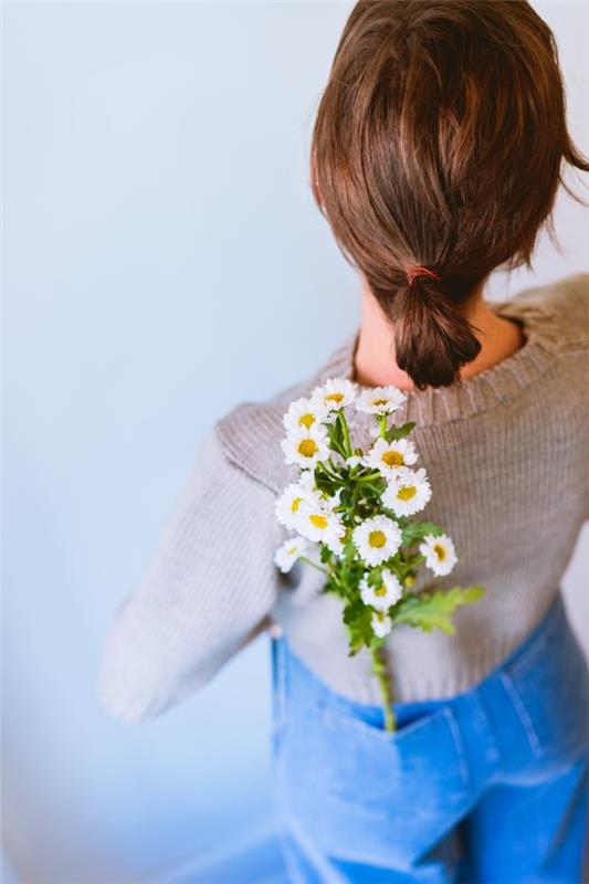 Coiffures élégantes et belles pour les cheveux mi-longs mini chignon assis bas