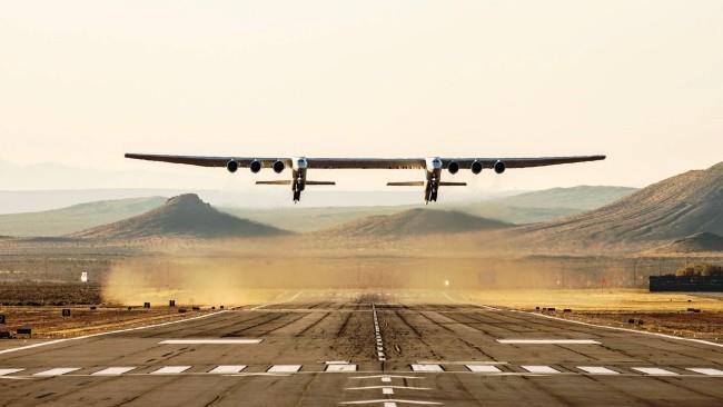 Stratolaunch, największy samolot na świecie, przeszedł z pełnym sukcesem lot próbny - gigantyczny samolot startuje