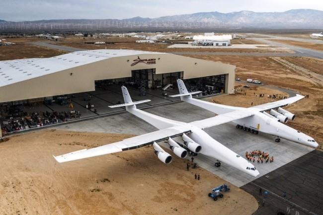 Stratolaunch, największy samolot świata, pomyślnie przeszedł testowy lot w hali gigantycznego samolotu