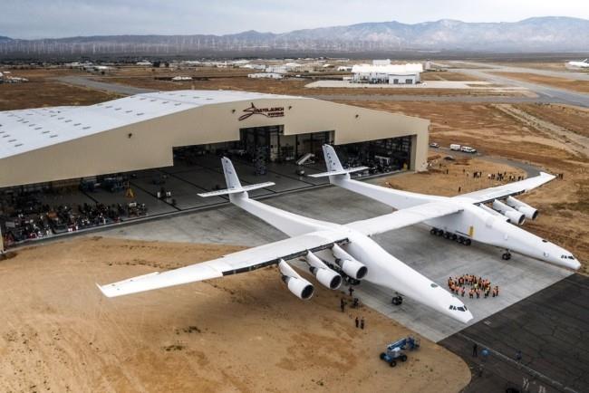 Stratolaunch, największy samolot świata, pomyślnie przeszedł testowy lot w hali gigantycznego samolotu