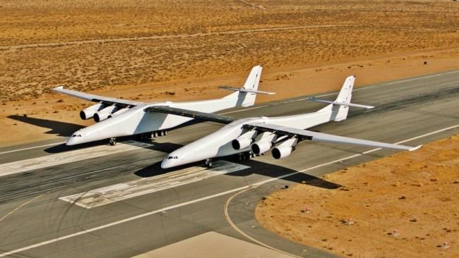 Stratolaunch, le plus gros avion du monde, a passé avec succès un vol d'essai de deux avions en un