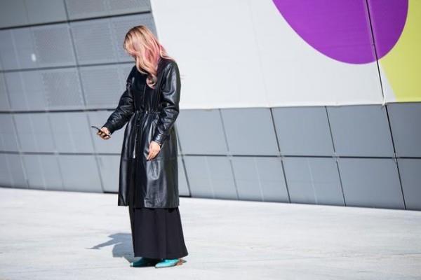 Veste en cuir de mode de rue tendances femmes une installation artistique