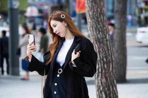 Téléphone portable de la mode de la rue de la semaine de la mode de Séoul