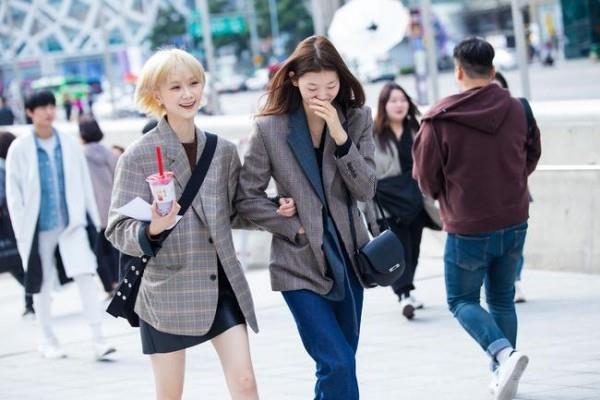 Tendances de la mode urbaine en jeans et jupes pour femmes