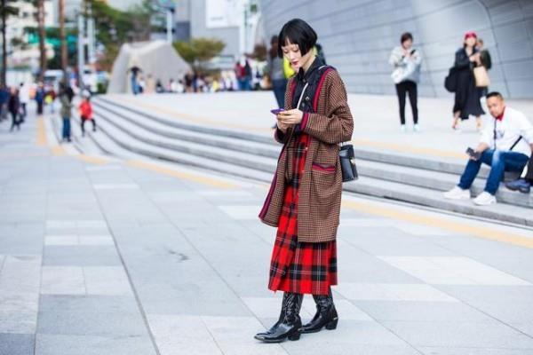 Mode de rue - longue robe rouge - style de rue